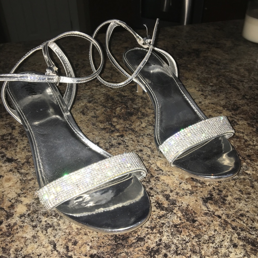 Silver open toed one inch heels (9)